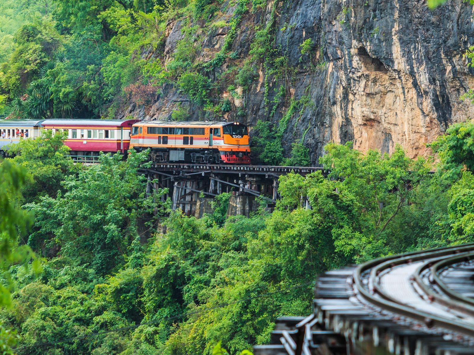 tourist train bangkok to kanchanaburi