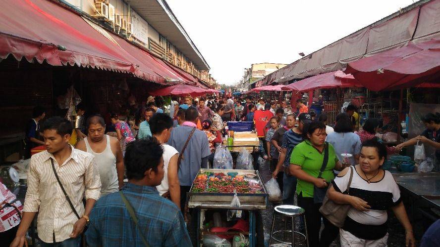 To the busy community of Klong Toey Fresh Market