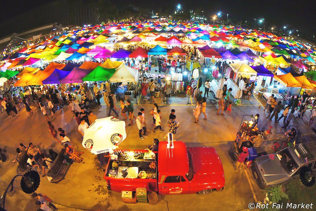 Rod Fai Market By Night