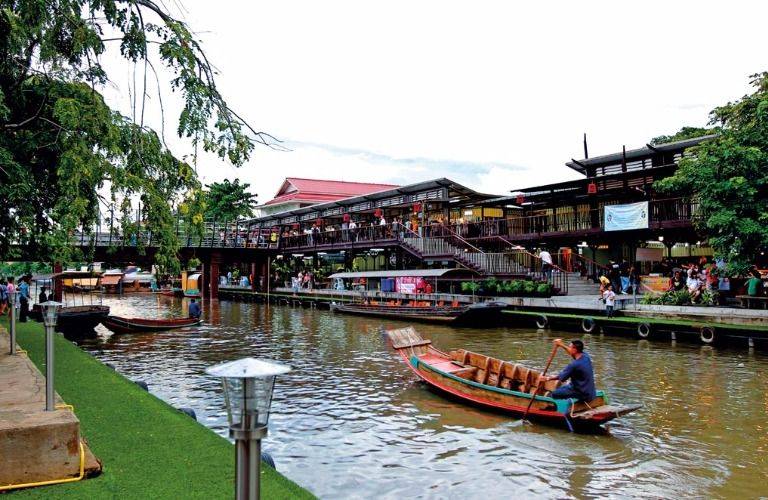A time-twisted day in a vintage floating market of the eastern Bangkok