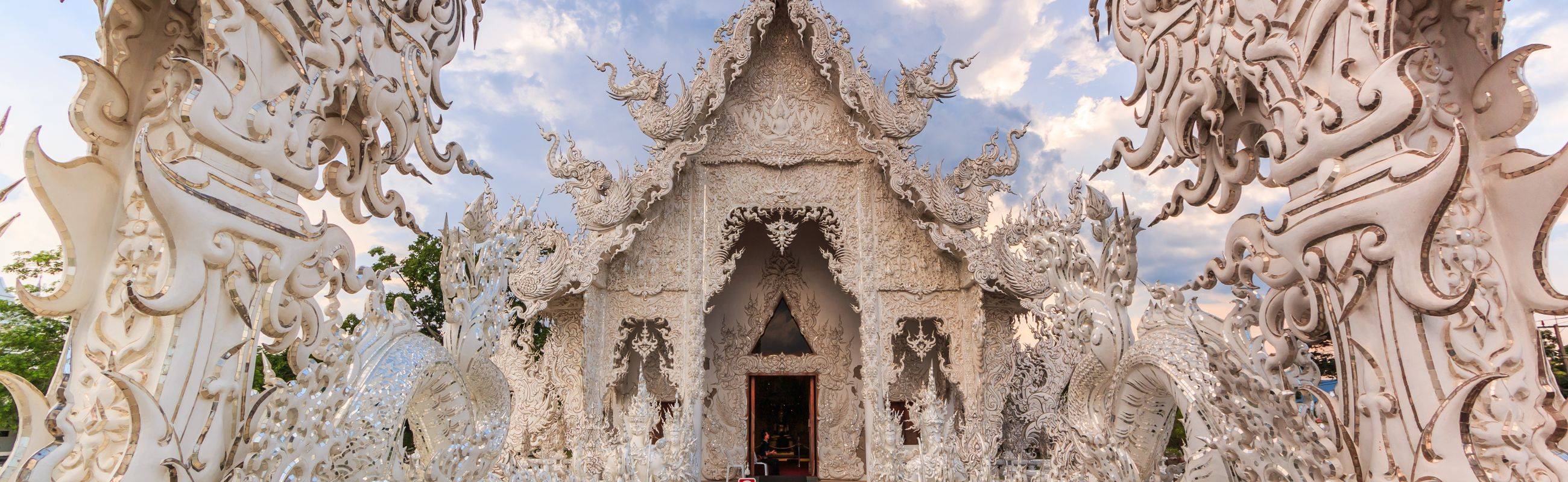 Yin & Yang: Chiang Rai White Temple & Black House Tour