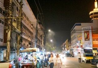 Eat dinner at Khun Krai night food road