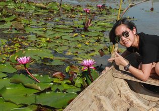Visit Red Lotus Pond and Try Lotus Petal Snack
