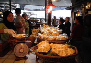 Visit a vintage market of a famous novel known as 'Thai Romeo & Juliet'