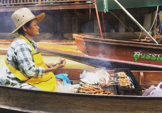 Lunch selling on the boat at floating market