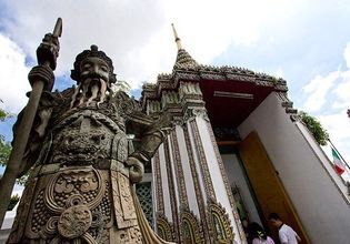 Giant Gardian at Wat Pho