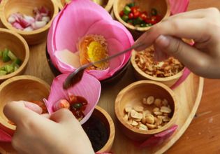 Visit Red Lotus Pond and Try Lotus Petal Snack