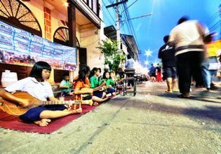 Enjoy Food & Local Shopping at Walking Street in Lampang