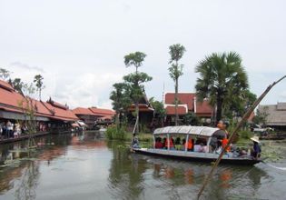 Experiencing Floating Market & Fresh River Prawn