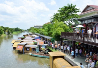 Visit a vintage market of a famous novel known as 'Thai Romeo & Juliet'