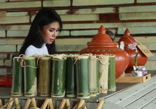 Visit Red Lotus Pond and Try Lotus Petal Snack