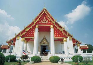 Explore the Spiritual Architecture on This Ayutthaya Temple Tour