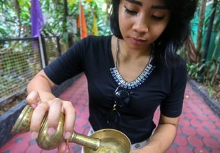 Offerings in Monk's Alms Bowls - A Tour with Local Expert to Learn Local Culture