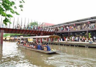Visit a vintage market of a famous novel known as 'Thai Romeo & Juliet'