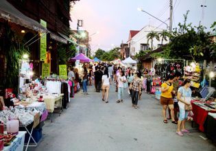 Enjoy Food & Local Shopping at Walking Street in Lampang
