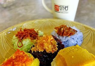 'Sweet sticky rice with Thai custard'