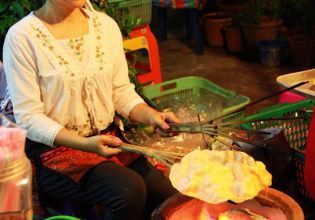 Enjoy Food & Local Shopping at Walking Street in Lampang