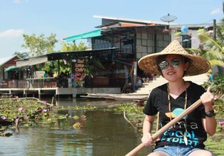 Visit Red Lotus Pond and Try Lotus Petal Snack