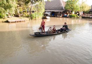 Ayothaya floating market