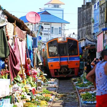 Maeklong Railway Market (1)
