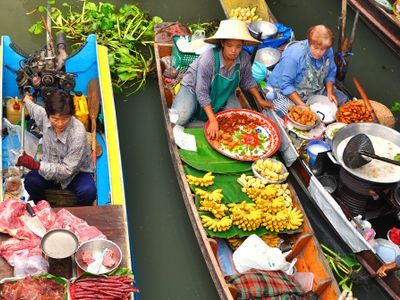 Discover the Famous Damnoen Saduak Floating Market On a One-Day Tour