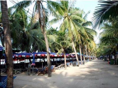 Bangsaen Beach Tour and Seafood Market!