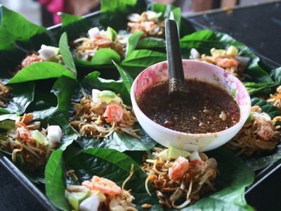 Thai Fun: Taling Chan Floating Market with Thai Puppet Show